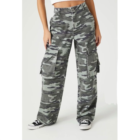 Forever 21 Denim - High-Rise Wide-Leg Cargo Jeans in Green Camo
